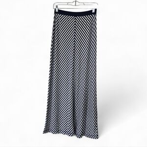 Max Studio Navy & White Chevron Stripe Maxi Skirt Size Small NWT